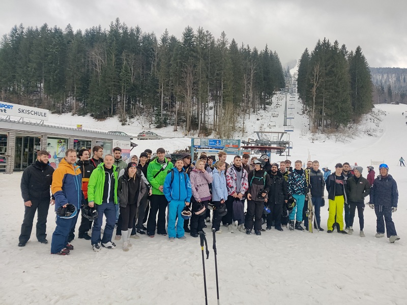 großes Gruppenbild mit Lehrpersonen und Schülerinnen und Schüler - 13. Schitag in Lackenhof, 29.01.2026
