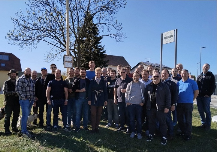Gruppenbild vor dem Maibaum mit Direktion und Lehrpersonal