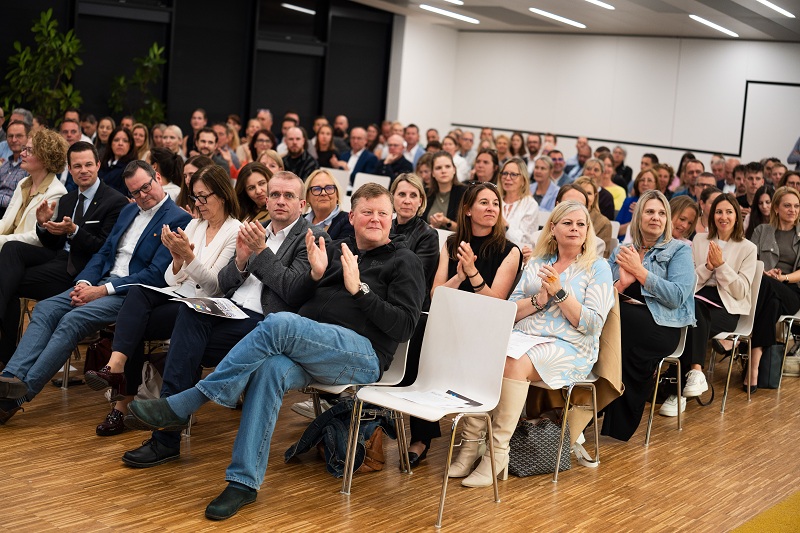 Vertreterinnen und Vertreter der verschiedenen Schulen im Publikum