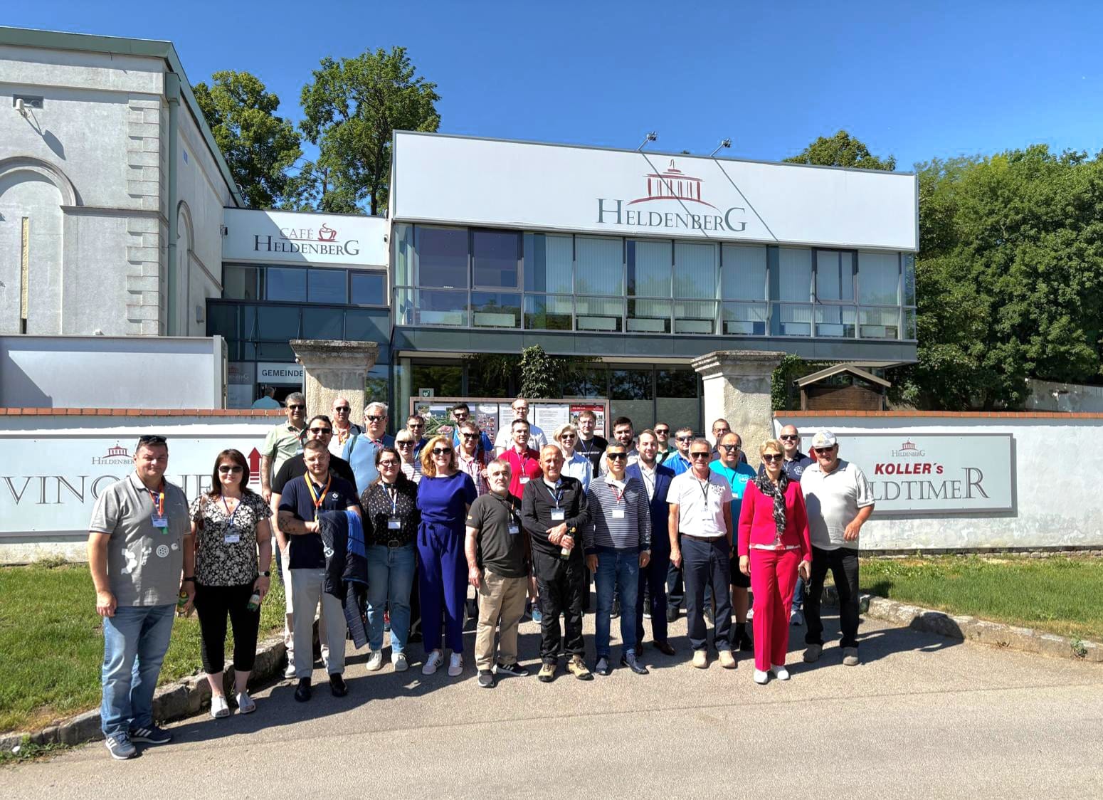 Gruppenbild der Lehrpersonen aus allen Ländern vor dem Oldtimer-Museum in Heldenberg