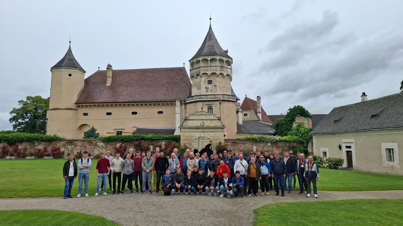 großes internationales Gruppenbild vor dem Schloss Rosenburg
