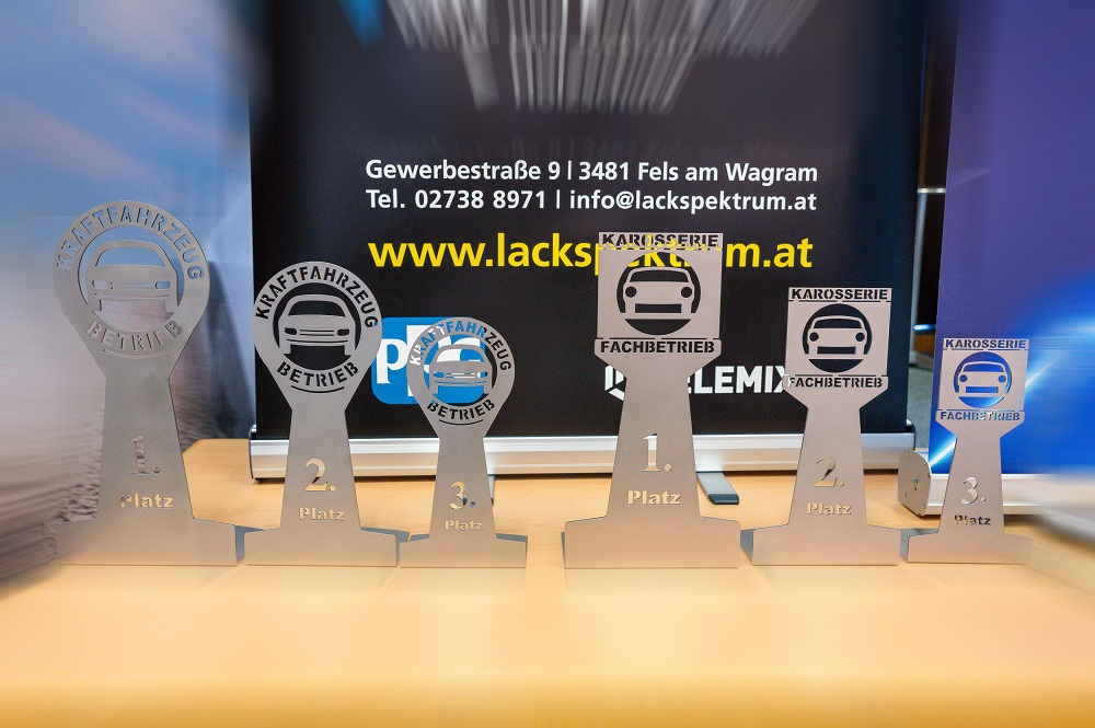 Pokale 1. - 3. Platz Kraftfahrzeugtechnik sowie 1. - 3. Platz Karosseriebautechnik