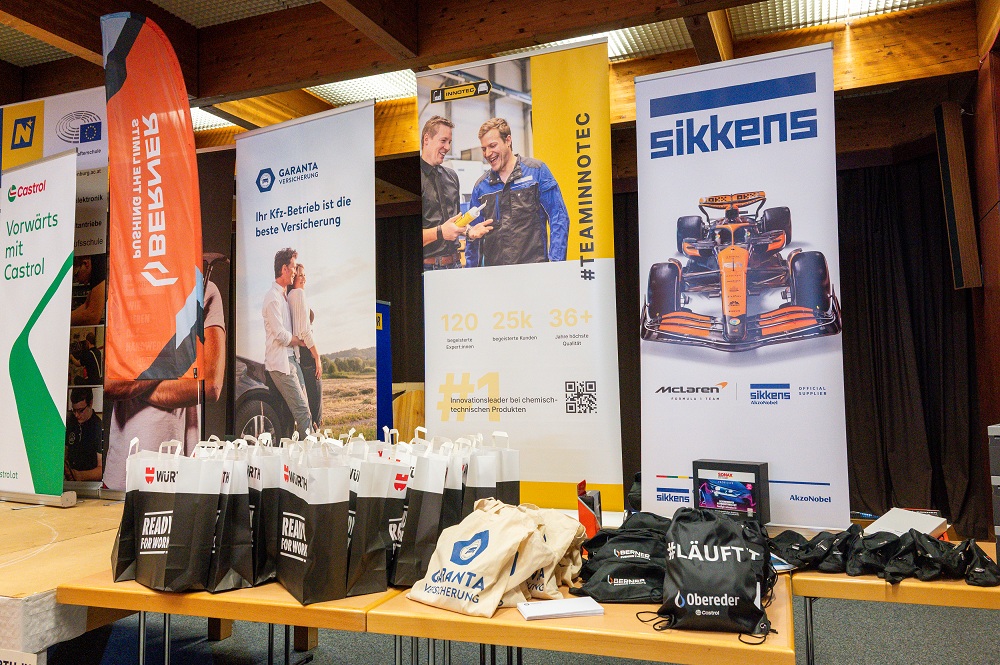 Plakate der Sponsoren und Unterstützer: Castrol, Berner, Garanta, Innotec und Sikkens