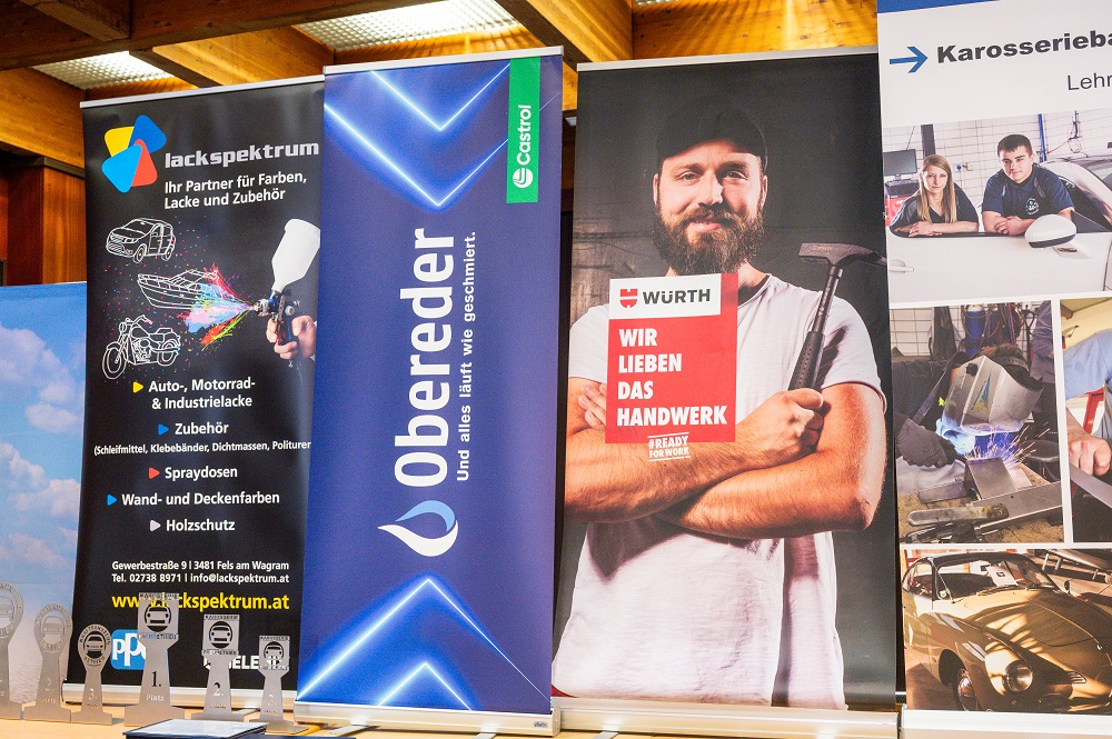 Plakate der Sponsoren und Unterstützer: Lackspektrum, Obereder und Würth