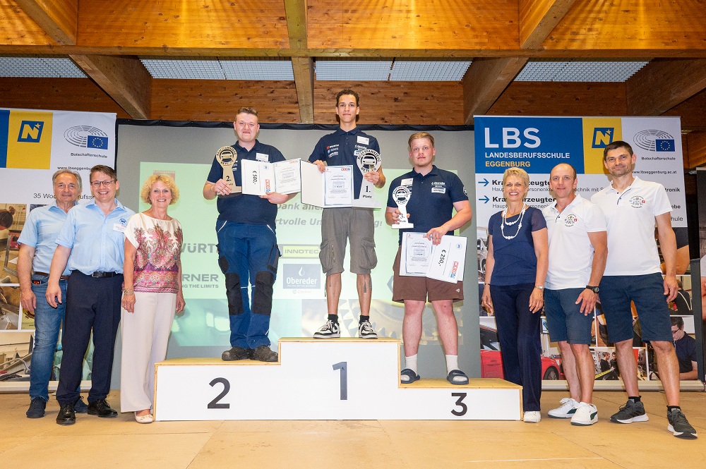 Podium KFZ-Technik gemeinsam mit Bundesinnungsmeister-Stellvertreter Roman Keglovits-Ackerer, Bundesinnungsmeister Gerald Kisser, Bürgermeisterin Margarete Jarmer und Berufsschuldirektorin Belinda Kalab sowie die beiden Fachlehrer Michael Parth und Reinhard Hofbauer