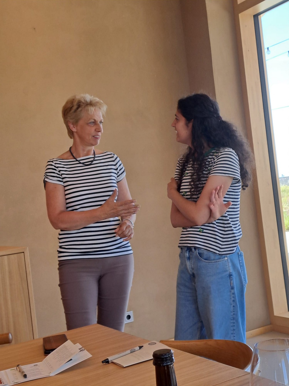 Berufsschuldirektorin Belinda Kalab bedankt sich bei der Nichte der Familie für die interessante Führung und Einblicke