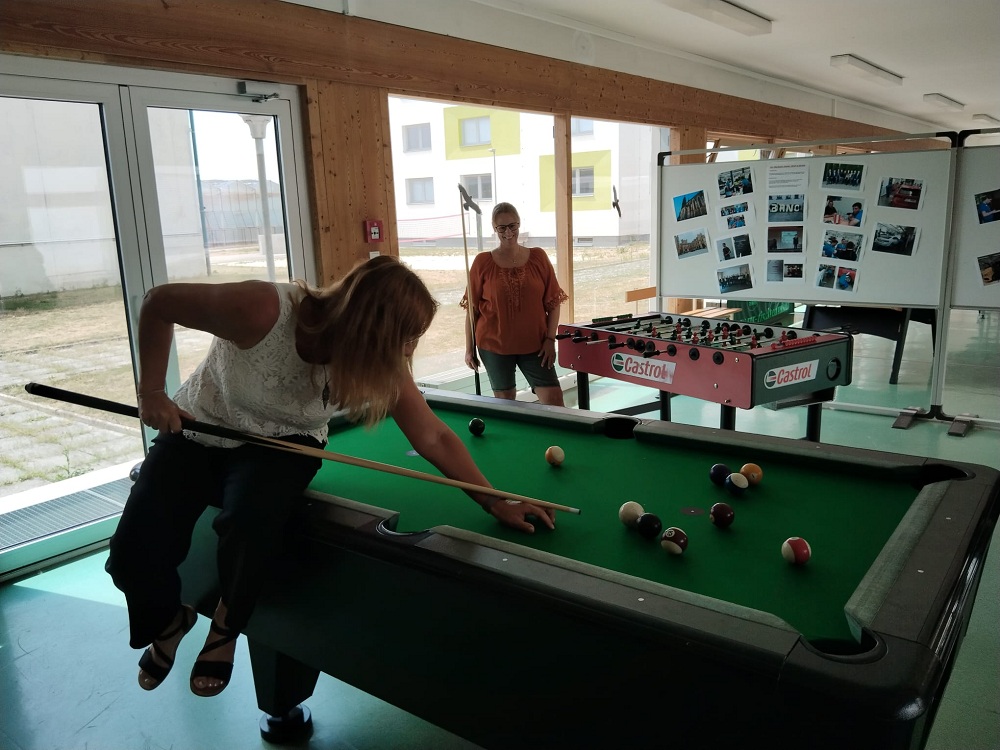 zurück in der Schule: Eine Runde Billiard unter den Mitarbeiterinnen und Mitarbeitern