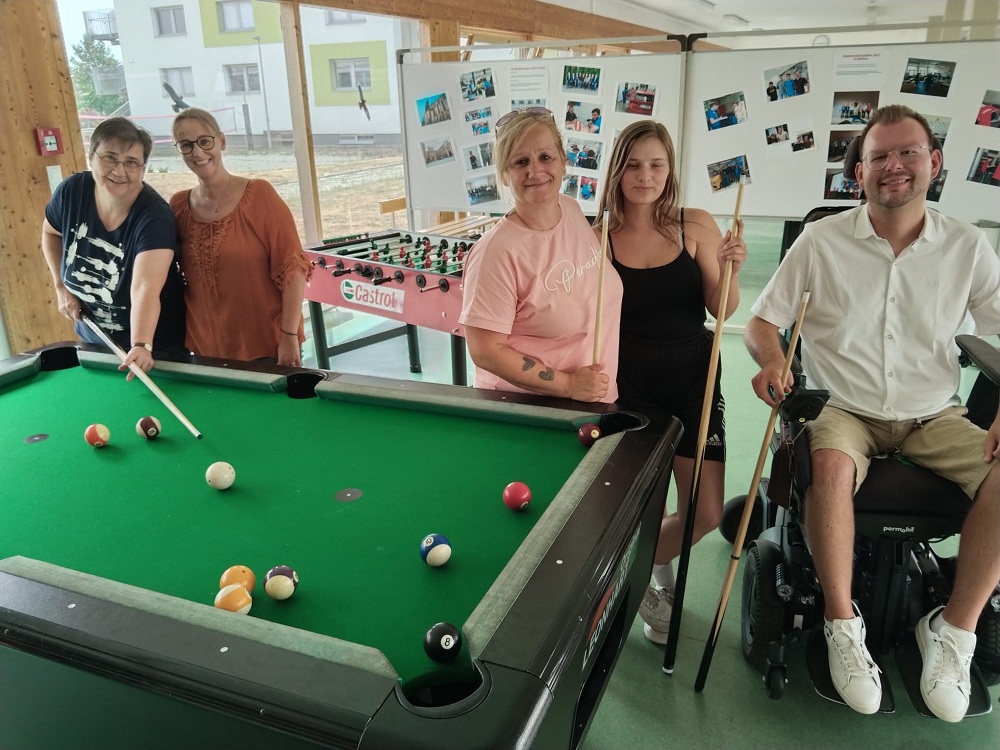 zurück in der Schule: Eine Runde Billiard unter den Mitarbeiterinnen und Mitarbeitern
