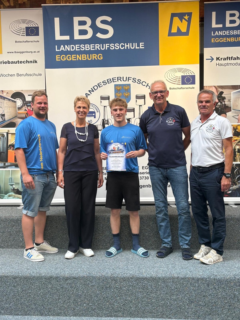 Zurück in der Schule: Schulleitung gratuliert unserem Teilnehmer Lukas Hanke zum 3. Platz in der Gesamtwertung