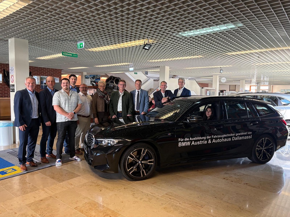 BMW Austria und Autohaus Dallamassl übergeben Fahrzeug für Ausbildung von Fahrzeugtechnikern in Tirol