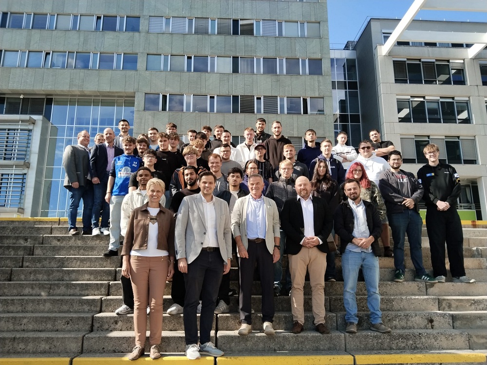 Gruppenbild vor dem Landhaus St. Pölten - unter anderem mit Bundesrat Sebastian Stark sowie Schulleitung, Lehrerkollegen und Schülerinnen und Schüler