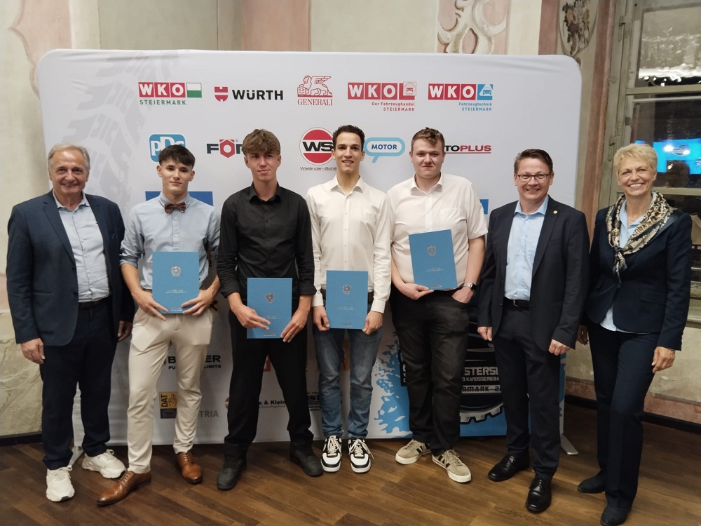 Steiermark: Sieben Personen mit Urkunden vor WKO-Banner