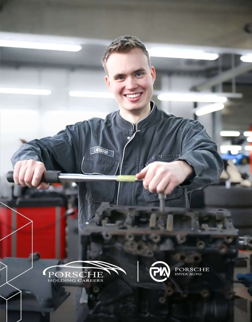 Mechaniker C. Hesberger arbeitet an einem Motorteil in einer Werkstatt